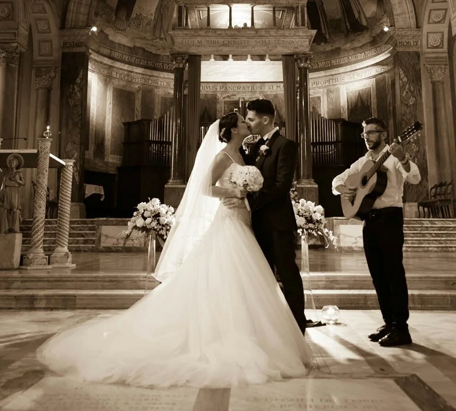 Sposi durante la cerimonia in chiesa